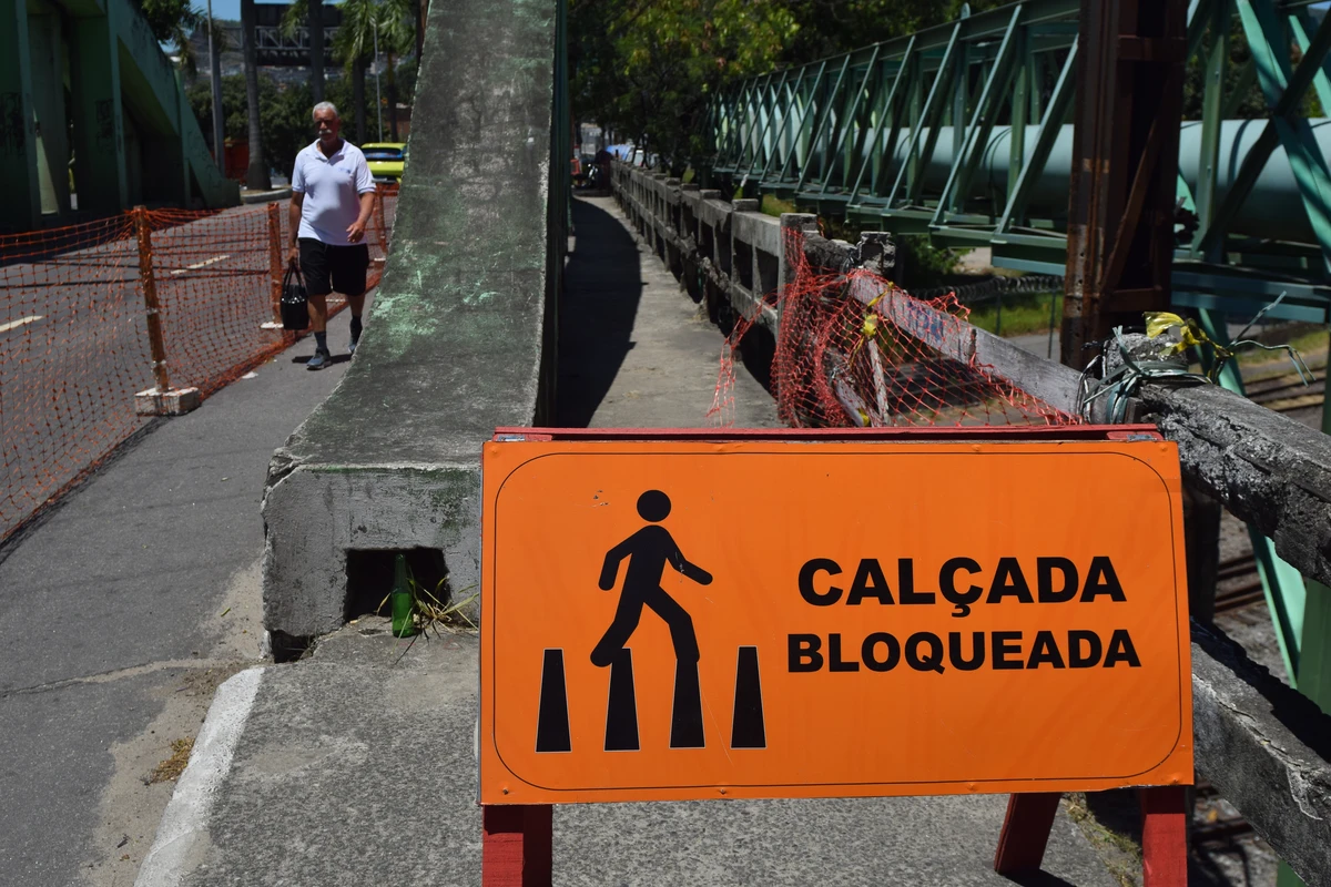 Passarela de pedestres na ponte de São Toquarto por Fernando Madeira