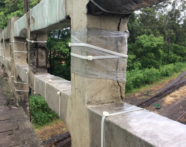 Abraçadeiras de plástico eram usadas para segurar pedaços de viaduto, em Vila Velha