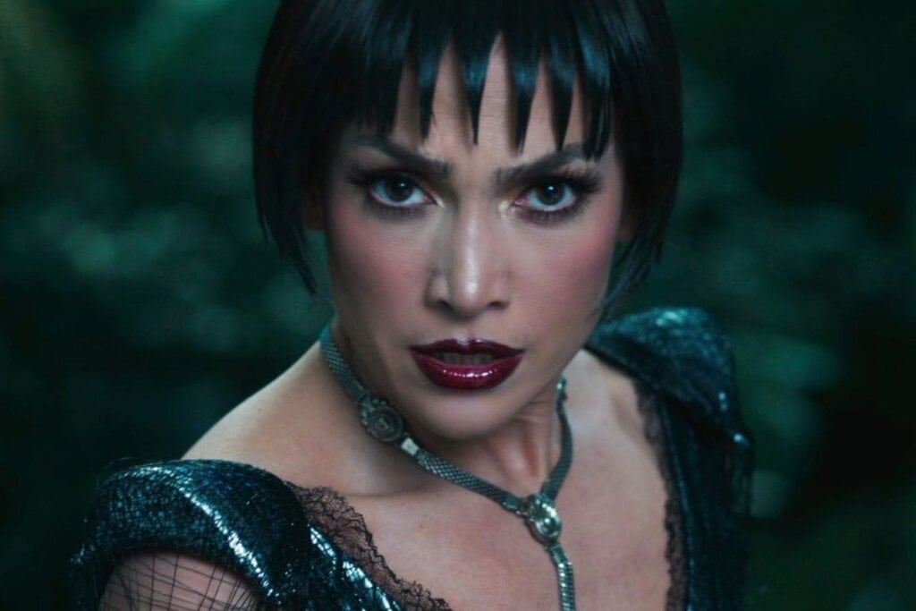 “O Beijo da Mulher-Aranha” explora como arte e imaginação se tornam ferramentas de sobrevivência em contexto de opressão (Imagem: Reprodução digital | Paris Filmes)