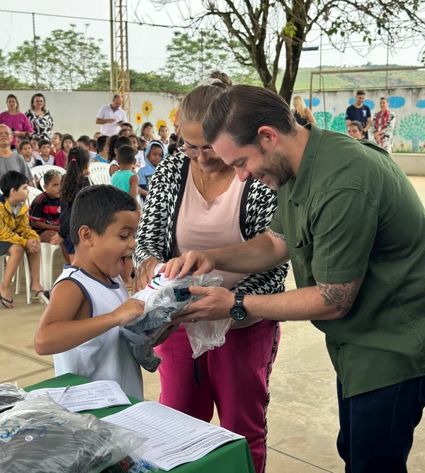 Prefeito  Renzo Vasconcelos com alunos da rede municipal, que receberam novos uniformes 