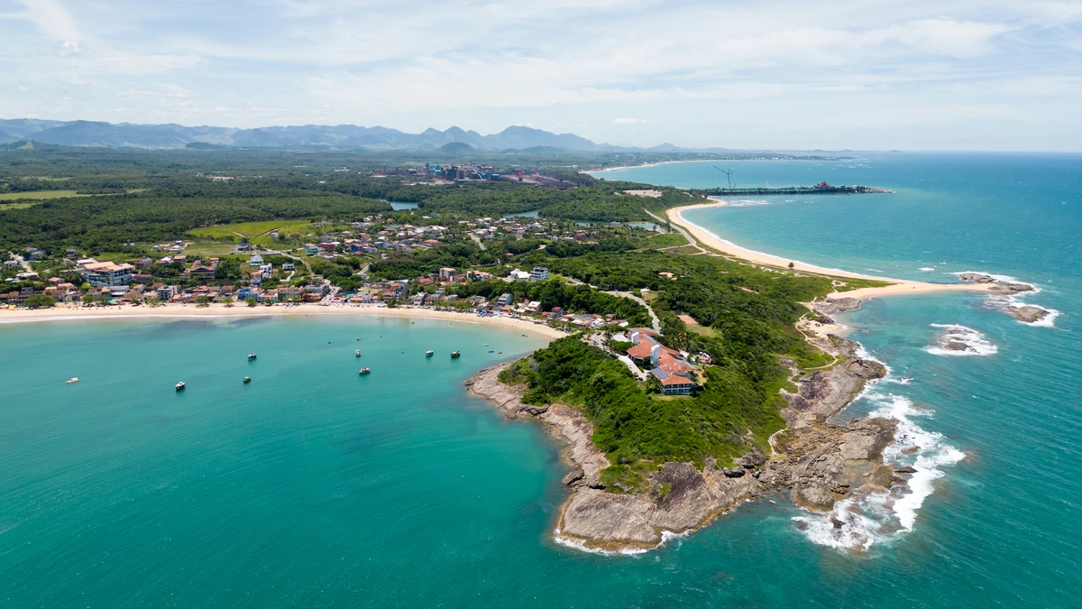 Situado no Litoral Sul do Espírito Santo, o balneário de Ubu, em Anchieta, destaca-se por suas praias de águas calmas e cristalinas