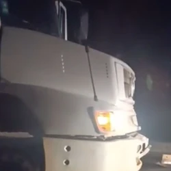 Caminhoneiro contou para a Polícia Militar que o automóvel teria invadido a contramão em uma curva; caso aconteceu na segunda-feira (29)