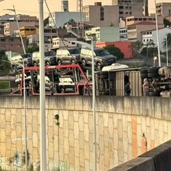 Segundo informado pela Polícia Rodoviária Federal, o condutor foi resgatado com ferimentos de gravidade média