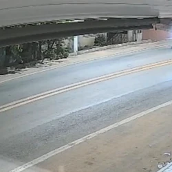 Imagens mostram quando a vítima, acompanhada de diversas pessoas, é surpreendida por suspeitos de motocicleta, na segunda-feira (29)