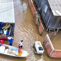A contagem inclui 443 habitantes desabrigados, acolhidos em estruturas montadas pelo Estado, além de 315 desalojados que se encontram hospedados em casas de parentes ou amigos