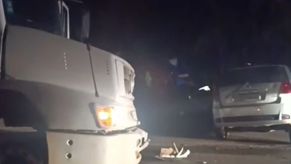 Caminhoneiro contou para a Polícia Militar que o automóvel teria invadido a contramão em uma curva; caso aconteceu na segunda-feira (29)