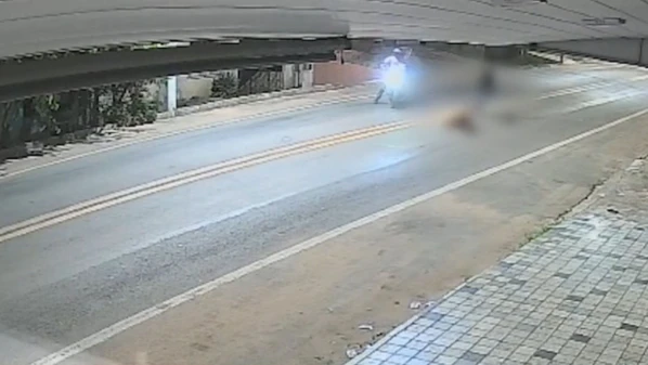 Imagens mostram quando a vítima, acompanhada de diversas pessoas, é surpreendida por suspeitos de motocicleta, na segunda-feira (29)
