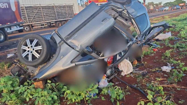 Todos os mortos estavam no mesmo carro, uma minivan com capacidade para sete pessoas, que bateu de frente com um caminhão