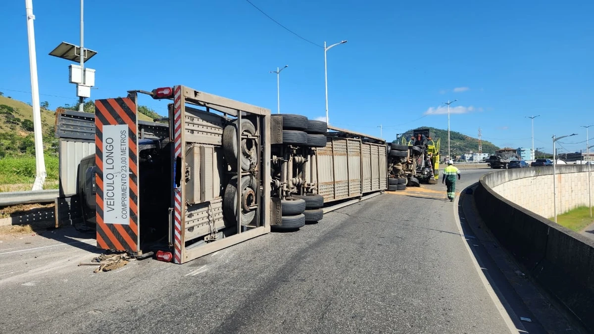 Carreta cegonha com veículos tomba no viaduto da Ceasa, em Cariacica por Ricardo Medeiros