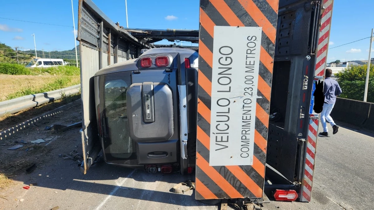 Carreta cegonha com veículos tomba no viaduto da Ceasa, em Cariacica por Ricardo Medeiros