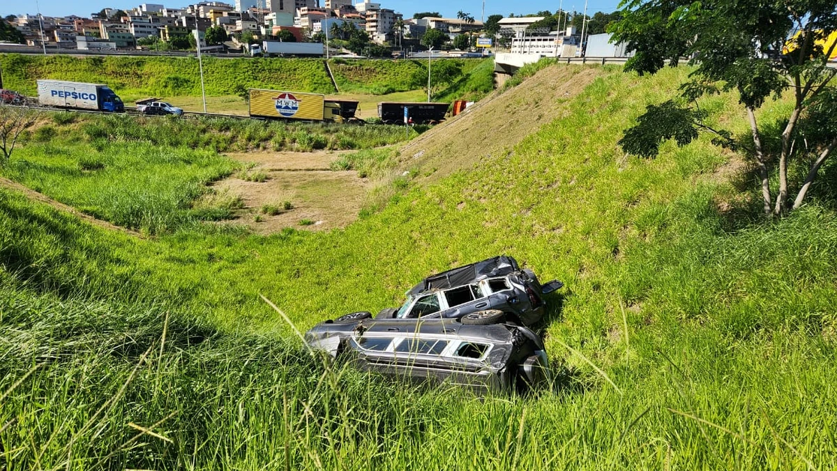 Carreta cegonha com veículos tomba no viaduto da Ceasa, em Cariacica por Ricardo Medeiros