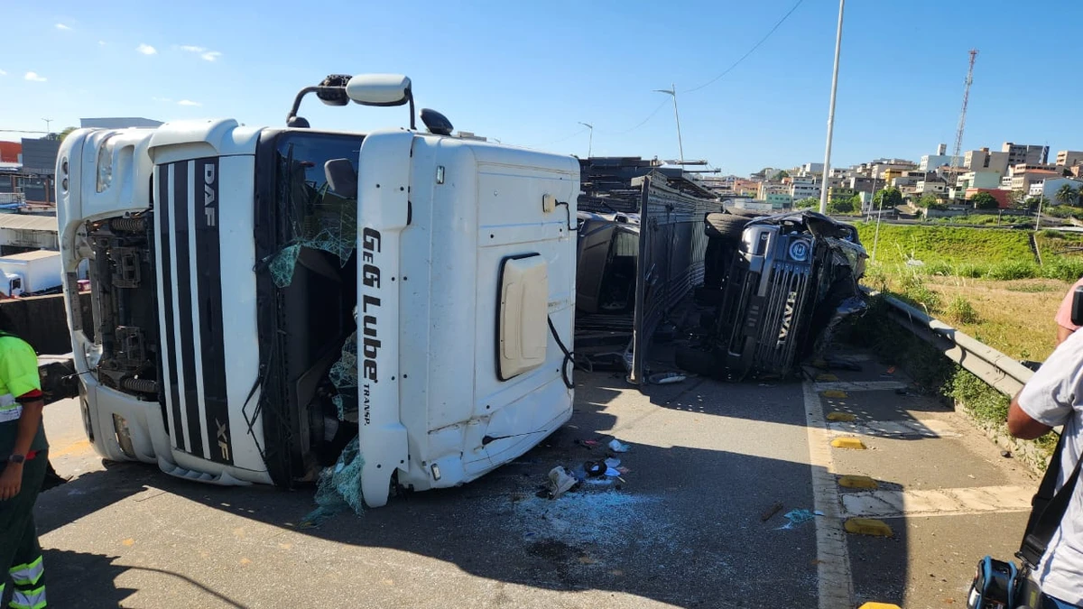 Carreta cegonha com veículos tomba no viaduto da Ceasa, em Cariacica por Ricardo Medeiros