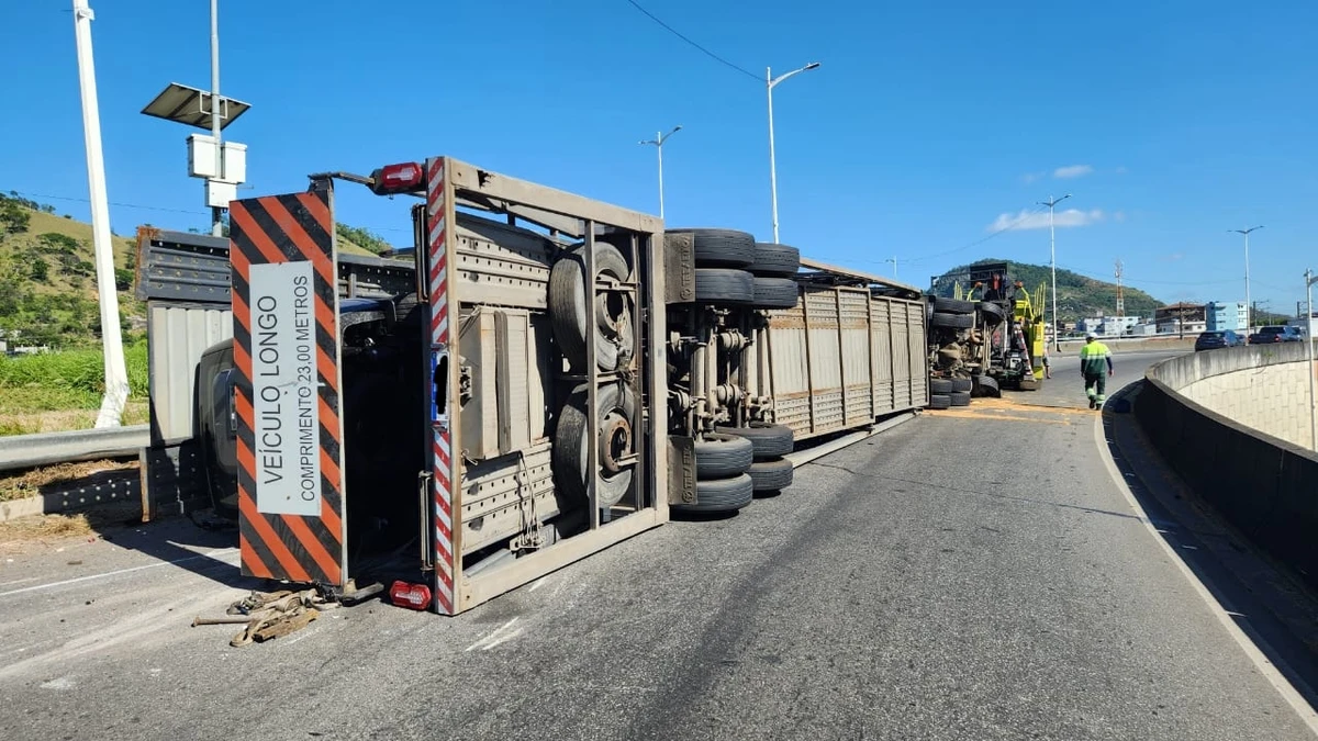 Carreta cegonha com veículos tomba no viaduto da Ceasa, em Cariacica por Ricardo Medeiros