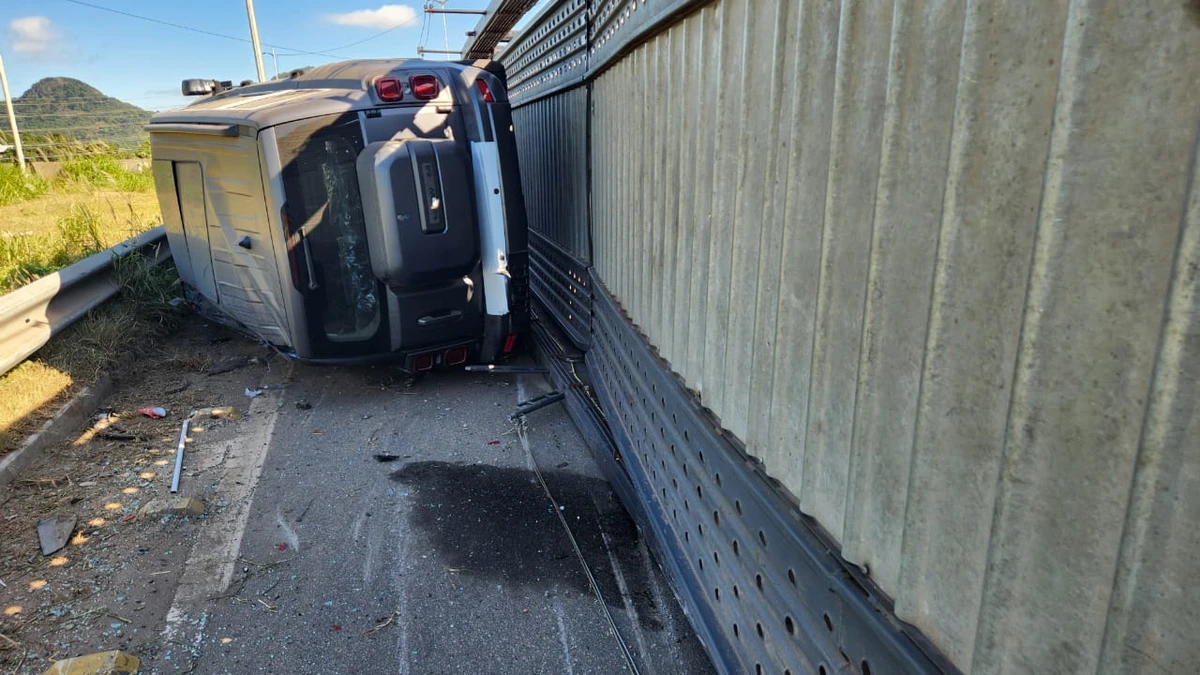 Carreta cegonha com veículos tomba no viaduto da Ceasa, em Cariacica por Ricardo Medeiros