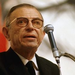 Jean-Paul Sartre e suas ideias sobre liberdade, existência e o nada continuam a reverberar quando abordamos as principais questões da filosofia.
