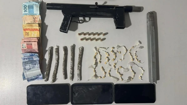 Idoso foi preso após a Polícia Militar receber denúncias sobre o crime; no imóvel do suspeito foram encontradas drogas e uma submetralhadora com 11 munições