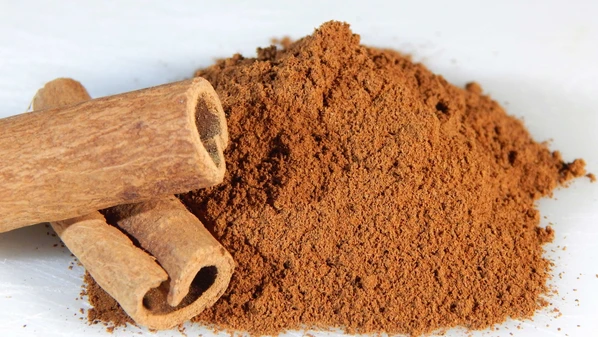 Usar roupas brancas, chupar romã e pular 7 ondas estão entre os hábitos mais comuns