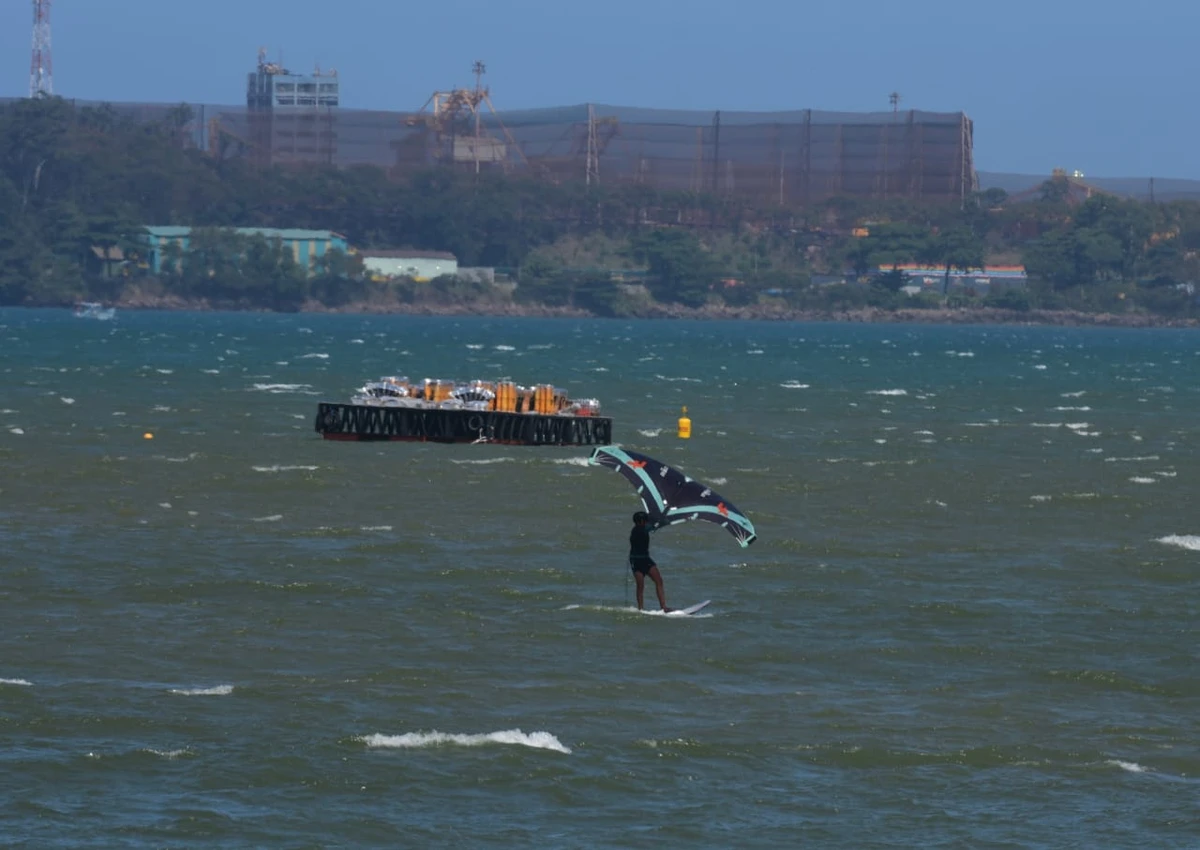 Balsa com fogos de artifícios para a virada do ano