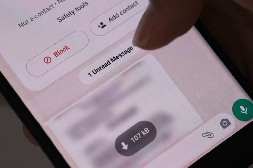 O primeiro passo em caso de danos morais é reunir evidências, como conversas, fotos, vídeos e testemunhas (Imagem: wisely | Shutterstock)