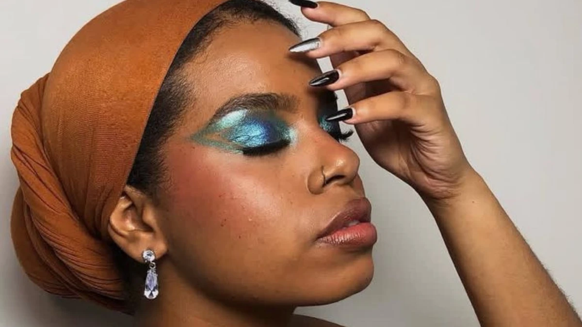 Maquiagem azul com brilhos