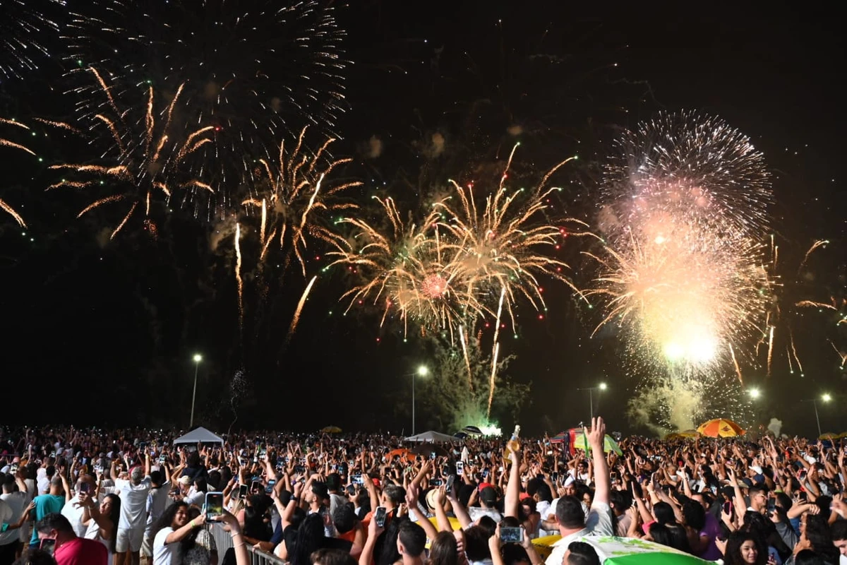 Réveillon 2024 com queima de fogos na Praia de Camburi, Vitória