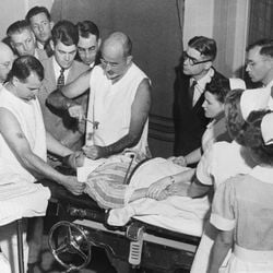 Enquanto uma minoria de pessoas experimentou melhora em seus sintomas após a lobotomia, outras ficaram incapazes de se comunicar, andar ou se alimentar.