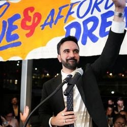 Prometendo frear aumento no custo de vida, socialista protagonizou um raro triunfo para a esquerda em meio a avanços da direita global; críticos, porém, questionam suas ambiciosas promessas e falta de experiência.