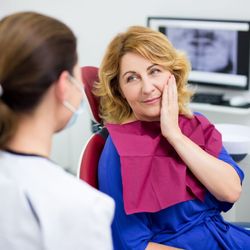 Pequena lesão dolorosa que surge na mucosa da boca pode ser causada por diferentes fatores
