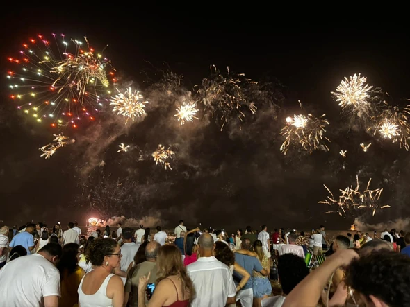 Show pirotécnico iluminou o céu da Praia de Camburi, em Vitória, na virada do ano, acompanhado por moradores e turistas. por Carlos Alberto