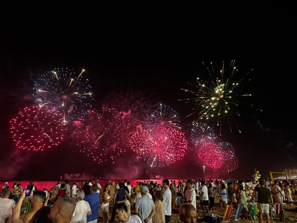 Show pirotécnico iluminou o céu da Praia de Camburi, em Vitória, na virada do ano, acompanhado por moradores e turistas. por Carlos Alberto