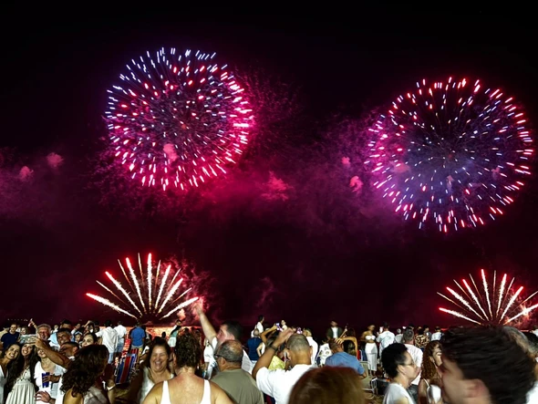 Show pirotécnico iluminou o céu da Praia de Camburi, em Vitória, na virada do ano, acompanhado por moradores e turistas. por Carlos Alberto