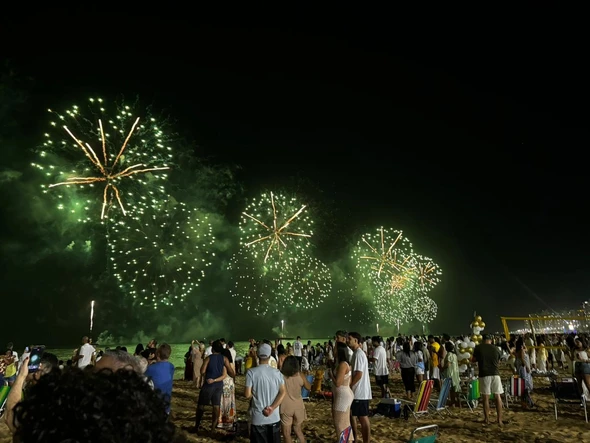 Show pirotécnico iluminou o céu da Praia de Camburi, em Vitória, na virada do ano, acompanhado por moradores e turistas. por Carlos Alberto