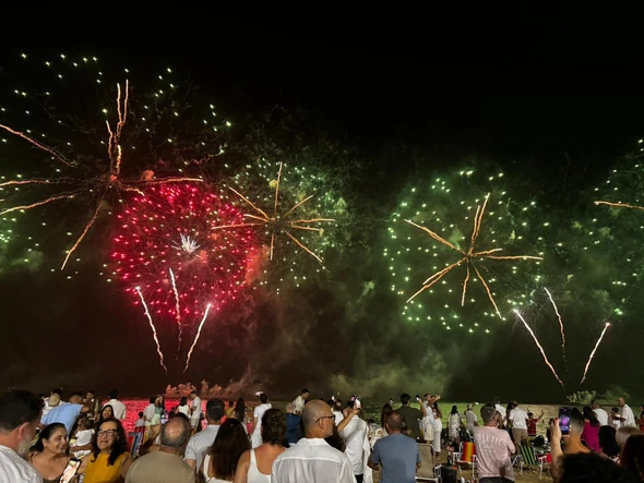 Show pirotécnico iluminou o céu da Praia de Camburi, em Vitória, na virada do ano, acompanhado por moradores e turistas. por Carlos Alberto
