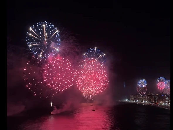 Shows pirotécnicos iluminiram a virada do ano nas principais praias do Espírito Santo, encantando moradores e turistas por Vitor Jubini/ A Gazeta