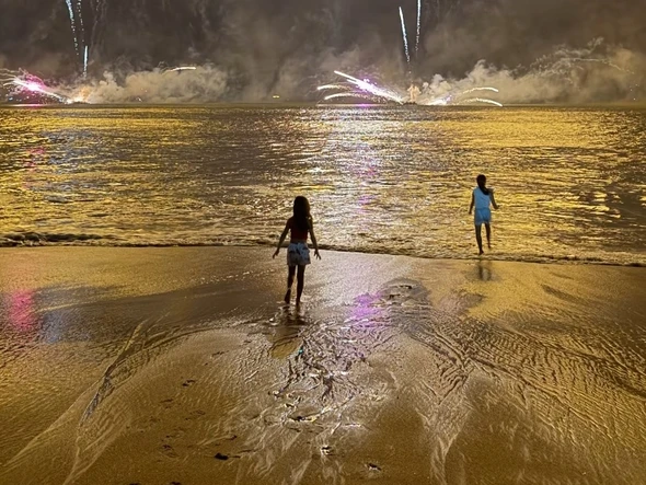 Shows pirotécnicos iluminiram a virada do ano nas principais praias do Espírito Santo, encantando moradores e turistas por Prefeitura de Vitória