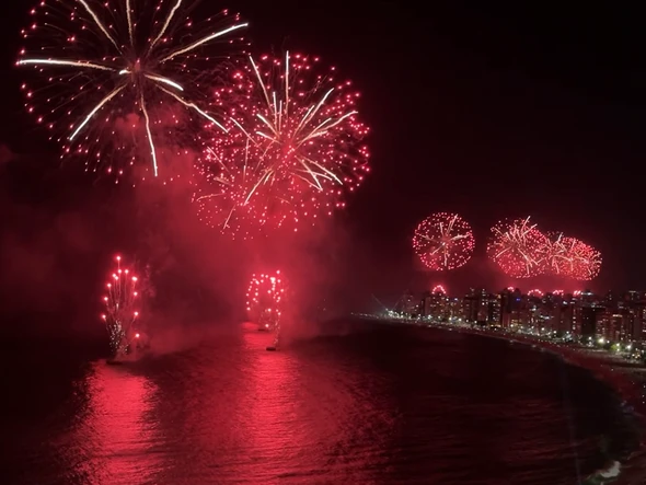 Shows pirotécnicos iluminiram a virada do ano nas principais praias do Espírito Santo, encantando moradores e turistas por Vitor Jubini/ A Gazeta
