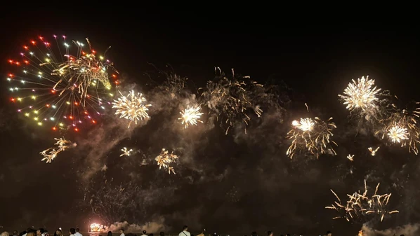 Reunidos na areia, no calçadão e à beira-mar, moradores e turistas assistiram aos fogos iluminarem o céu e se refletirem no oceano, marcando a chegada de 2026
