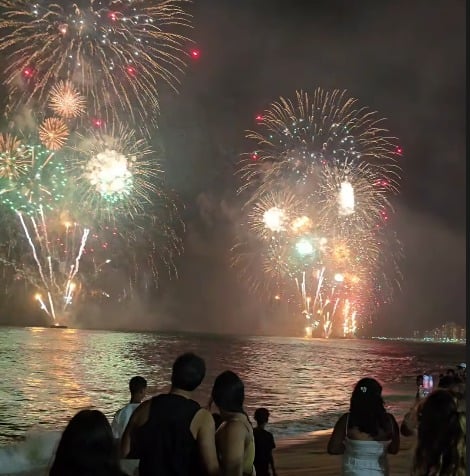 Shows pirotécnicos iluminiram a virada do ano nas principais praias do Espírito Santo, encantando moradores e turistas por Prefeitura de Vila Velha