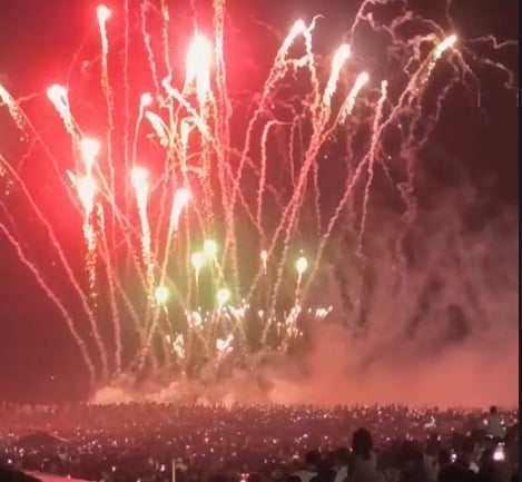 Milhares de pessoas acompanharam os shows pirotécnicos na virada do ano. Reunidos na areia, no calçadão e à beira-mar, moradores e turistas assistiram aos fogos iluminarem o céu e se refletirem no oceano, marcando a chegada de 2026 por Prefeitura da Serra