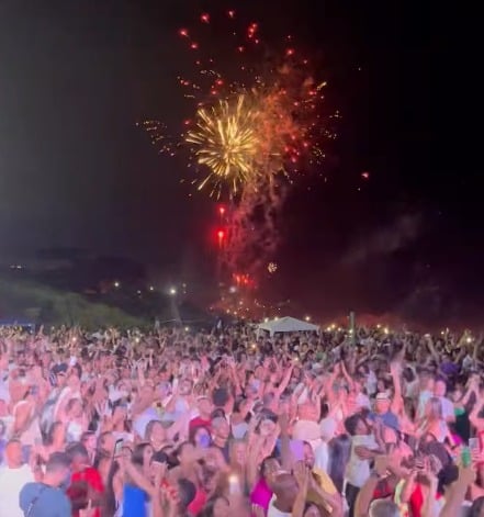Milhares de pessoas acompanharam os shows pirotécnicos na virada do ano. Reunidos na areia, no calçadão e à beira-mar, moradores e turistas assistiram aos fogos iluminarem o céu e se refletirem no oceano, marcando a chegada de 2026 por Prefeitura da Serra