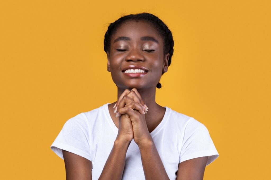 Fazer orações de proteção é uma forma de cultivar resiliência e inspiração, estabelecendo conexões mais profundas com a espiritualidade (Imagem: Prostock-studio | Shutterstock)