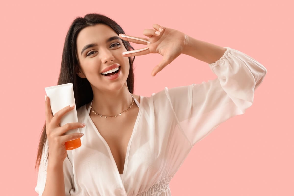 O uso do protetor solar é essencial para prevenir o câncer de pele (Imagem: Pixel-Shot | Shutterstock)