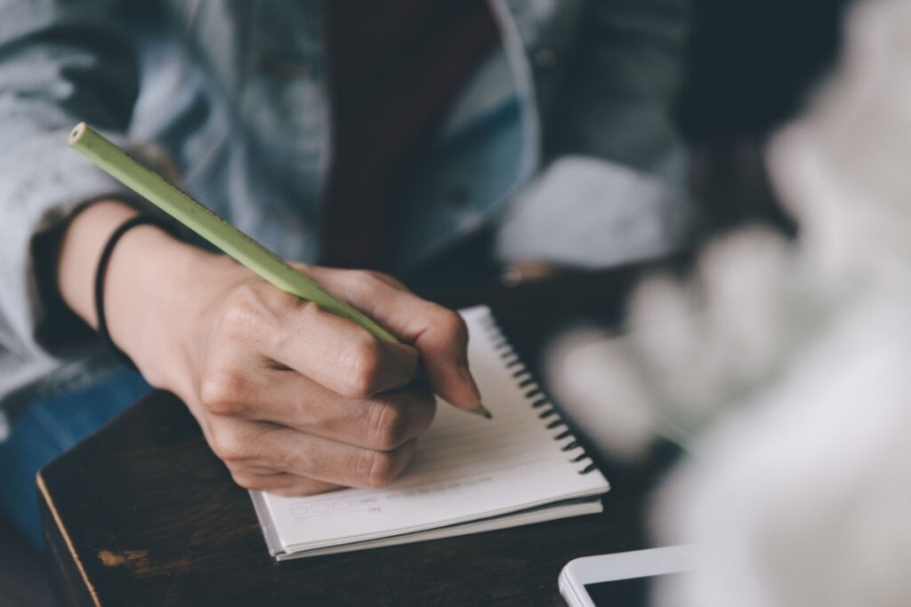 Para atrair um amor verdadeiro, a pessoa deve focar seus desejos na essência, e não na aparência (Imagem: panitanphoto | Shutterstock)