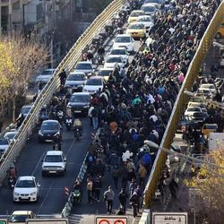 Vídeos divulgados nas redes sociais mostram carros incendiados durante os confrontos entre manifestantes e forças de segurança.