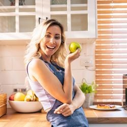 Veja como o cuidado com a alimentação e certos hábitos ajudam a reduzir a sensação de inchaço e retenção de líquidos 