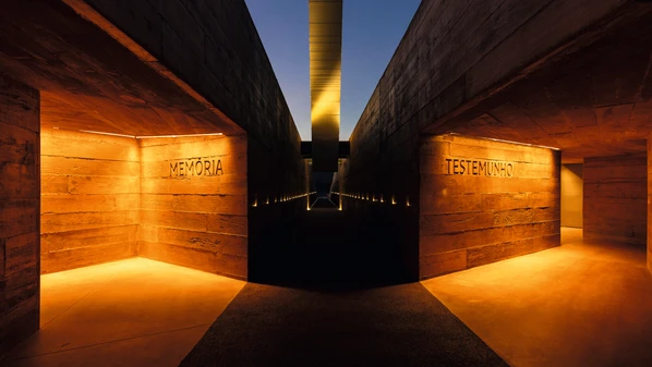 Confira entrevista com o designer que tem trajetória marcada por projetos de grande impacto simbólico e
social e construiu uma obra que dialoga com a cultura brasileira
em sua complexidade