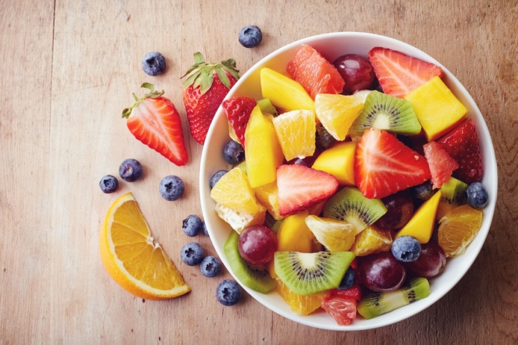 Ao serem cortadas, as frutas oxidam rapidamente e podem fermentar, o que as torna impróprias para comer em outro momento (Imagem: Shutterstock)