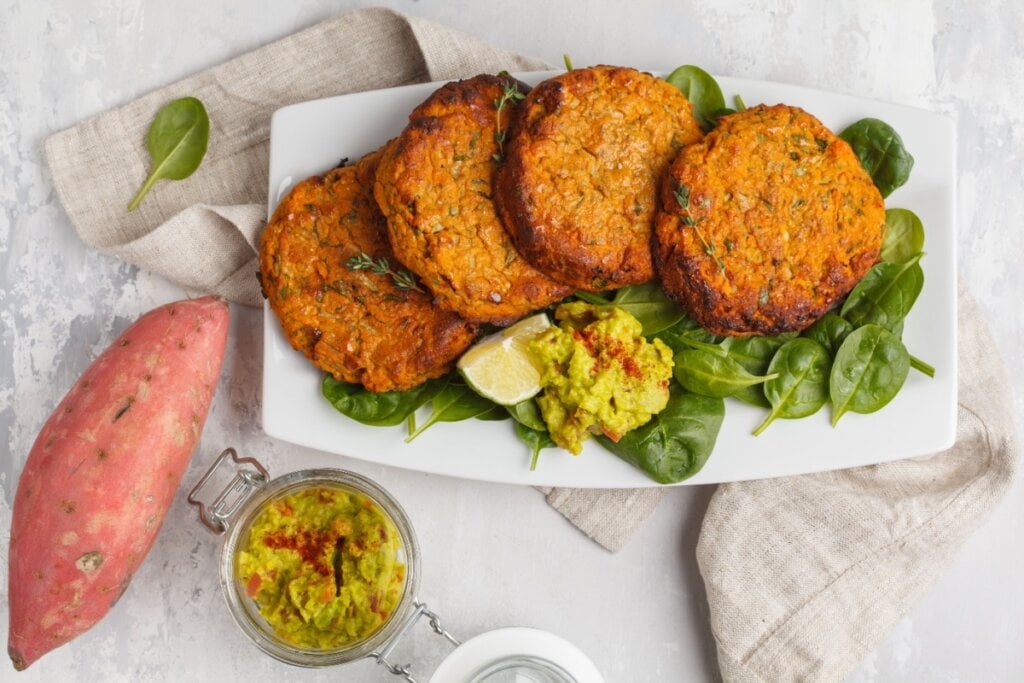 Hambúrguer de batata-doce e quinoa (Imagem: Nina Firsova | Shutterstock)
