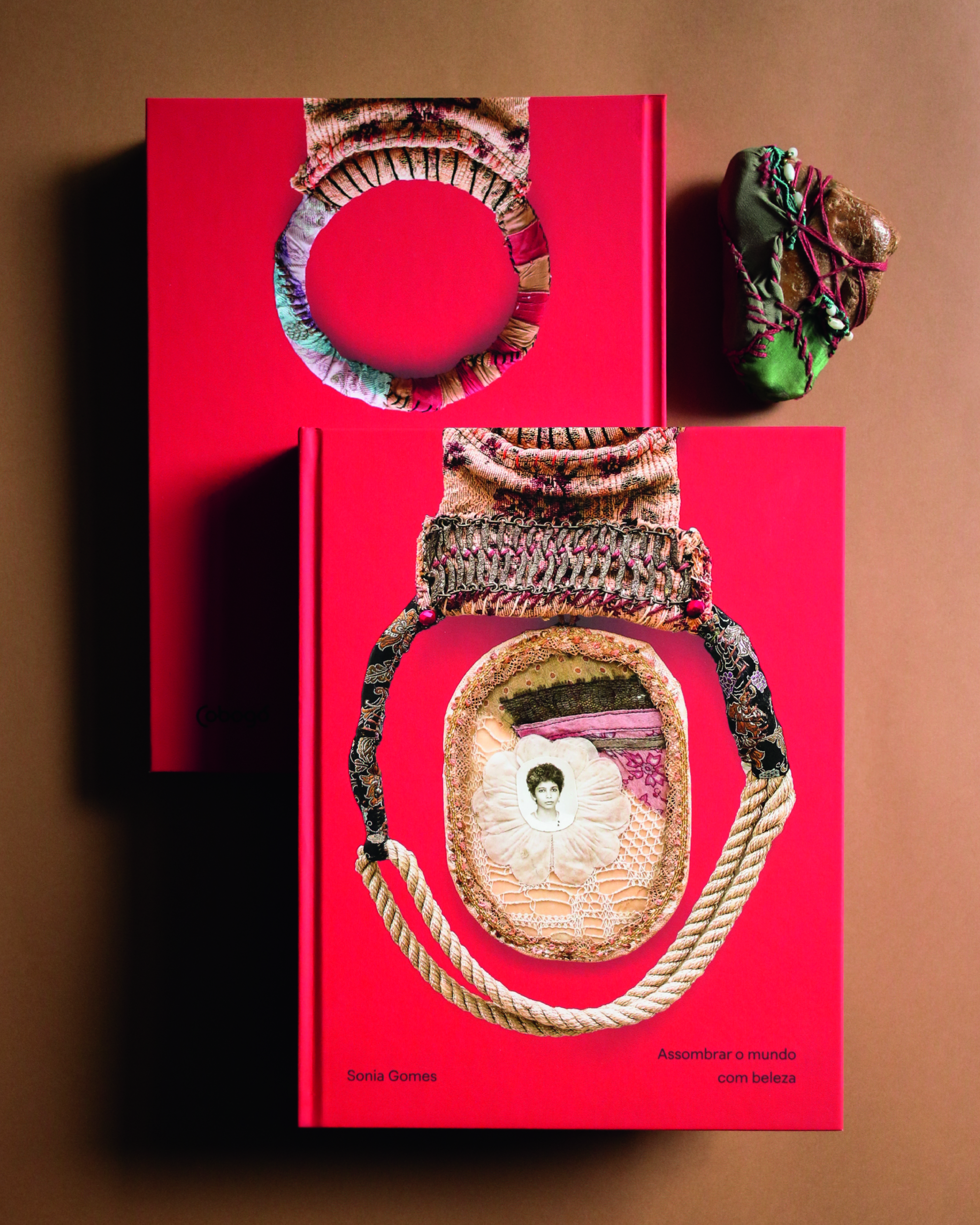 Projeto gráfico do livro de Sonia Gomes foi desenvolvido pelo Greco Design
