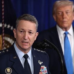 Os EUA enviaram cerca de 150 aeronaves para retirar Nicolás Maduro e sua esposa da Venezuela, segundo explicou o chefe do Estado-Maior Conjunto